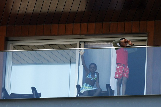Mercy e David Banda aparecem na varanda do hotel (Foto: Marcos Serra Lima/ EGO)