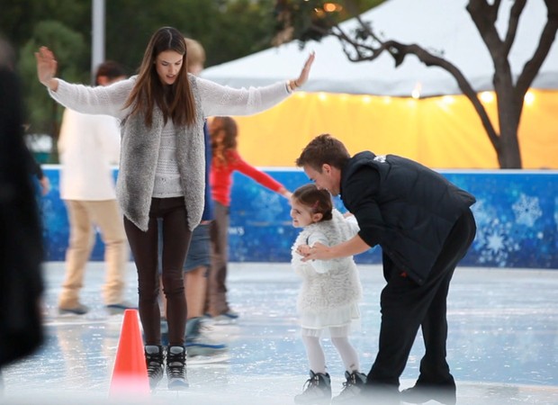 Alessandra Ambrósio patina no gelo com a filha Anja em Santa MÔnica, Los Angeles, nos Estados Unidos (Foto: X17/ Agência)