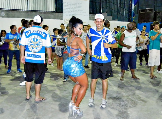 Cinthia Santos samba na quadra da Águia de Ouro (Foto: Divulgação)