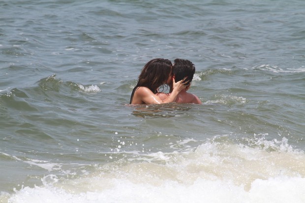 Nanda Costa e Rodrigo Lombardi gravam "Salve Jorge" na praia (Foto: Dilson Silva / AgNews)