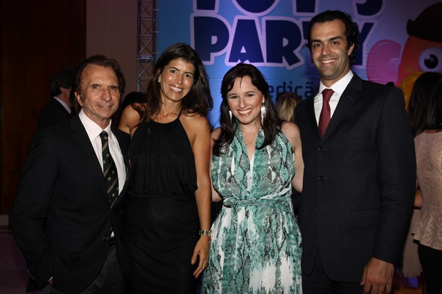 Emerson Fittipaldi com a mulher, Rossana, e Mariana Belém com o marido, Cristiano Saab, em evento em São Paulo (Foto: Manuela Scarpa/ Foto Rio News)
