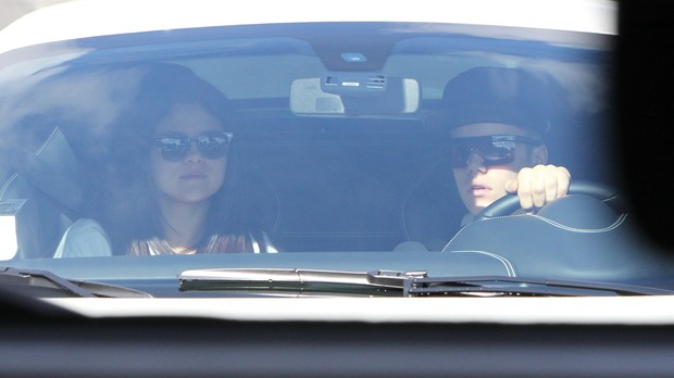 Justin Bieber e Selena Gomez deixam a casa dela em Los Angeles, nos Estados Unidos (Foto: X17/ Agência)