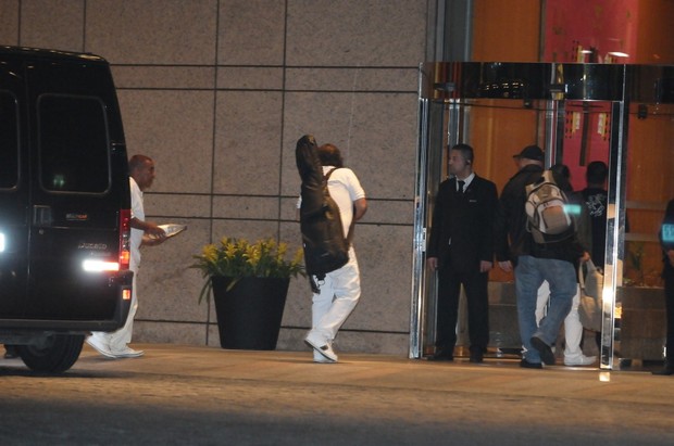 Comitiva de Madonna chega em hotel em São Paulo (Foto: Francisco Cepeda/ Ag. News)