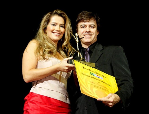 De aparelho nos dentes, ex-BBB Fani participa de premiação no Rio (Foto: Onofre Veras/ Ag. News)