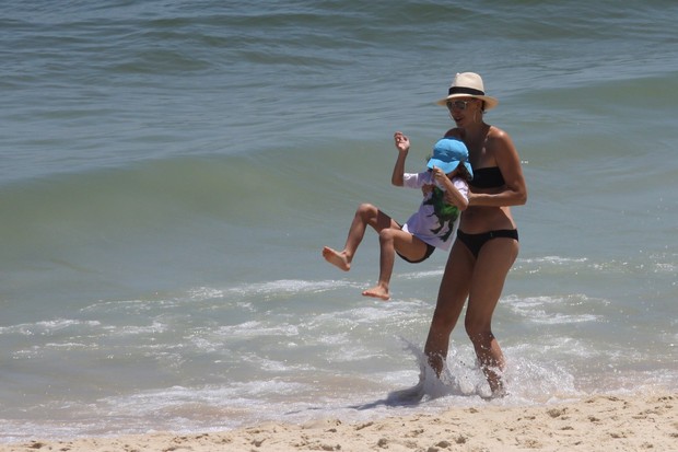 Michele Alves vai a praia com seus filhos em Ipanema (Foto: Wallace Barbosa /AgNews)