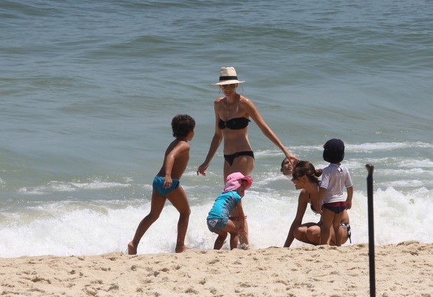 Michele Alves vai a praia com seus filhos em Ipanema (Foto: Wallace Barbosa /AgNews)