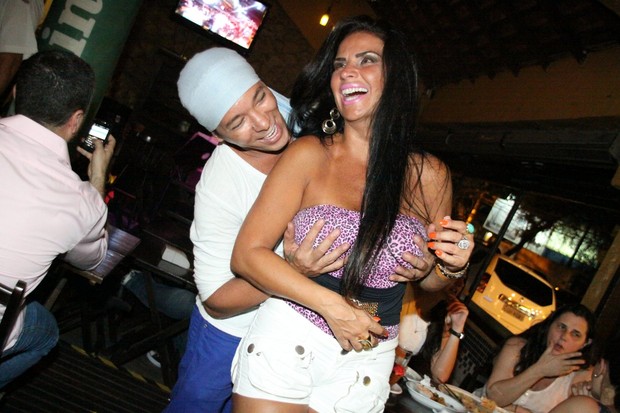 Solange Gomes é apalpada por David Santiago em bar na Zona Oeste do Rio (Foto: Graça Paes/ Foto Rio News)