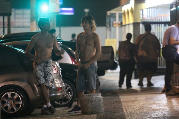 Ivan Mendes com amigo em Ipanema, Zona Sul do Rio (Foto: Rodrigo dos Anjos/ Ag. News)