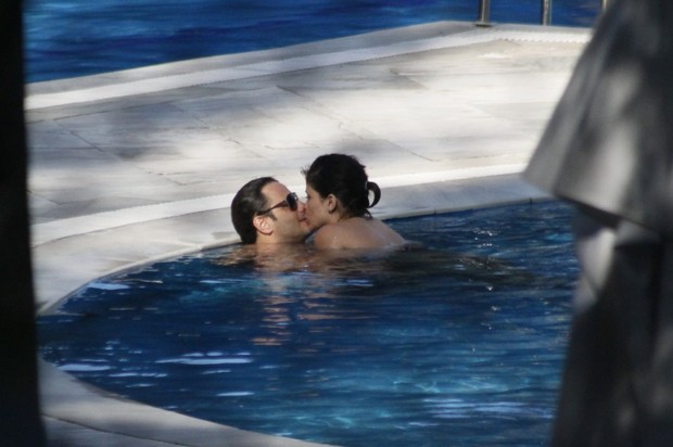 Vanessa Giácomo namora na piscina (Foto: Gabriel Rangel / AgNews)