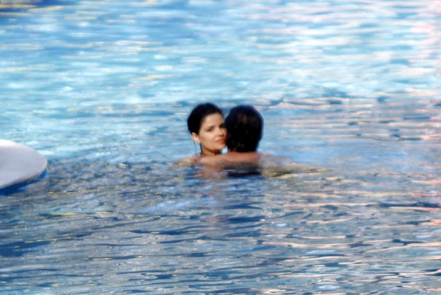 Vanessa Giácomo namora na piscina (Foto: Marcos Ferreira / Foto Rio News)