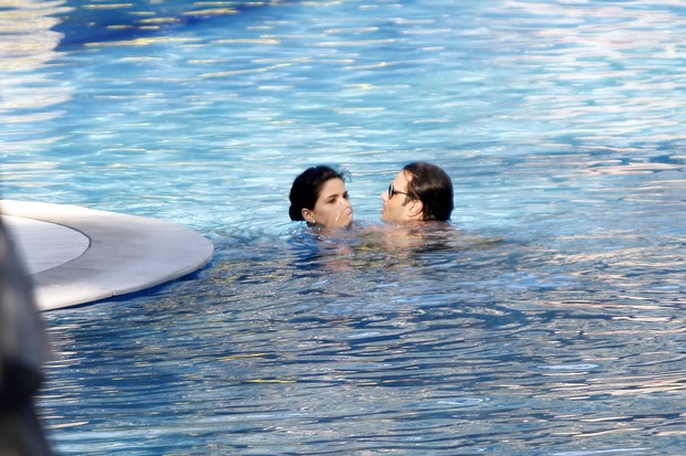 Vanessa Giácomo namora na piscina (Foto: Marcos Ferreira / Foto Rio News)