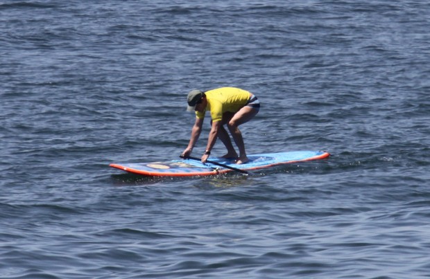 Marcelo serrado faz stand up paddle com um amigo na praia de Ipanema, RJ (Foto: Wallace Barbosa/AgNews)