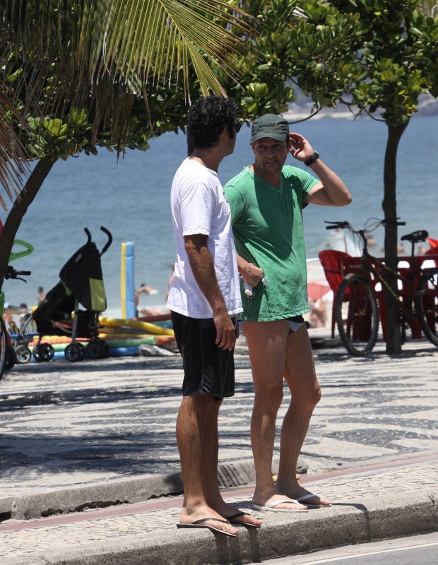 Marcelo serrado faz stand up paddle com um amigo na praia de Ipanema, RJ (Foto: Wallace Barbosa/AgNews)