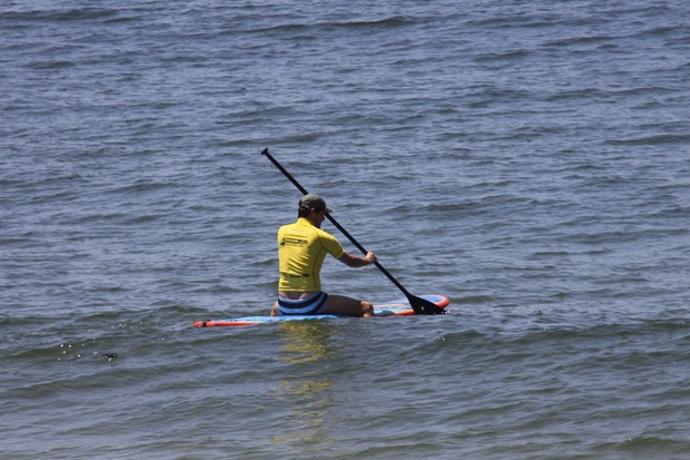 Marcelo serrado faz stand up paddle com um amigo na praia de Ipanema (Foto: Wallace Barbosa/AgNews)