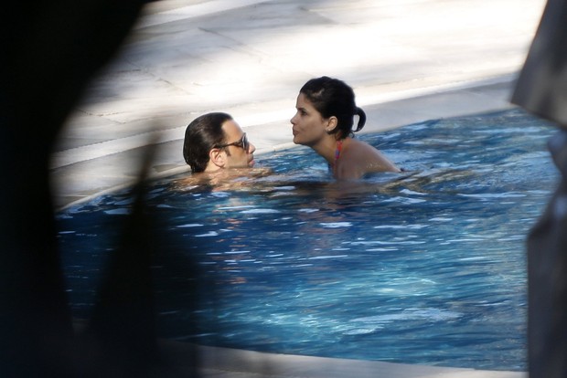 Vanessa Giácomo namora na piscina (Foto: Marcos Ferreira / PhotoRioNews)