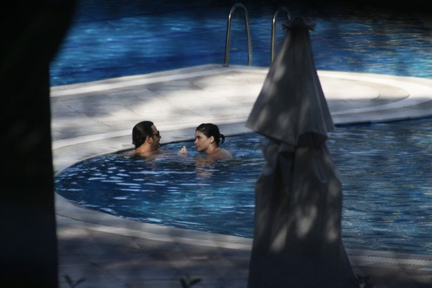 Vanessa Giácomo namora na piscina (Foto: Gabriel Rangel / Agnews)