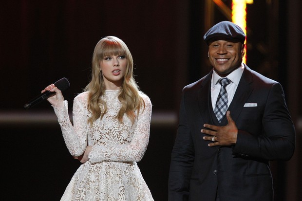 Taylor Swift e LL Cool J em evento do Grammy em Nashville, nos Estados Unidos (Foto: Harrison McClary/ Reuters/ Agência)