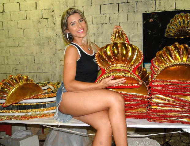 Ana Paula Minerato no barracão da Gaviões da Fiel (Foto: Fausto Junior / Divulgação)