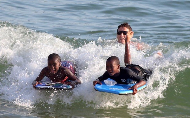 Filhos de Madonna na praia de Ipanema (Foto: André Freitas e Gabriel Reis / AgNews)