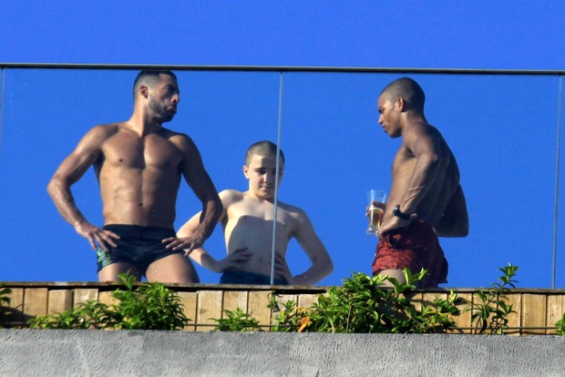 Namorado e filho de Madonna aparece na varanda do hotel Fasano, RJ (Foto: Roberto Cristino / Foto Rio News)