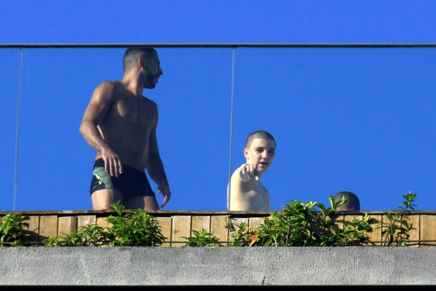 Namorado e filho de Madonna aparece na varanda do hotel Fasano, RJ (Foto: Roberto Cristino / Foto Rio News)