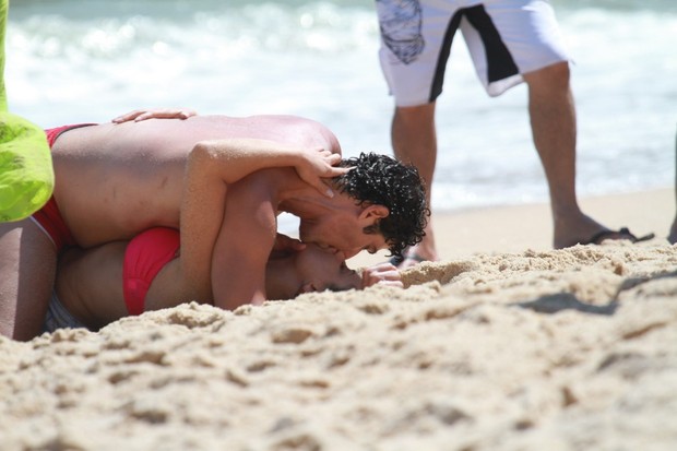 Gravação de 'Guerra dos Sexos' na praia de Grumari (Foto: Dilson Silva / AgNews)