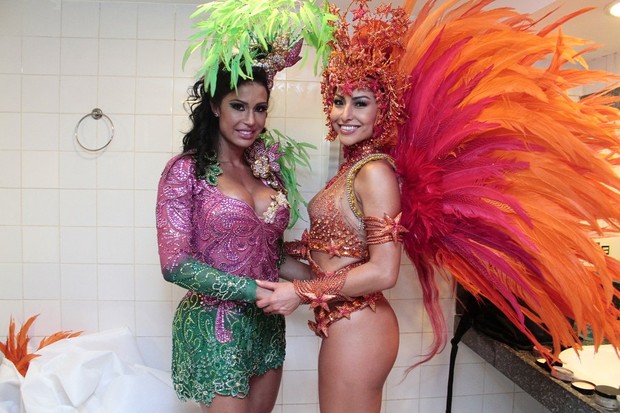 Gracyanne Barbosa e Sabrina Sato em gravação de clipe de carnaval no Rio (Foto: Isac Luz/ EGO)