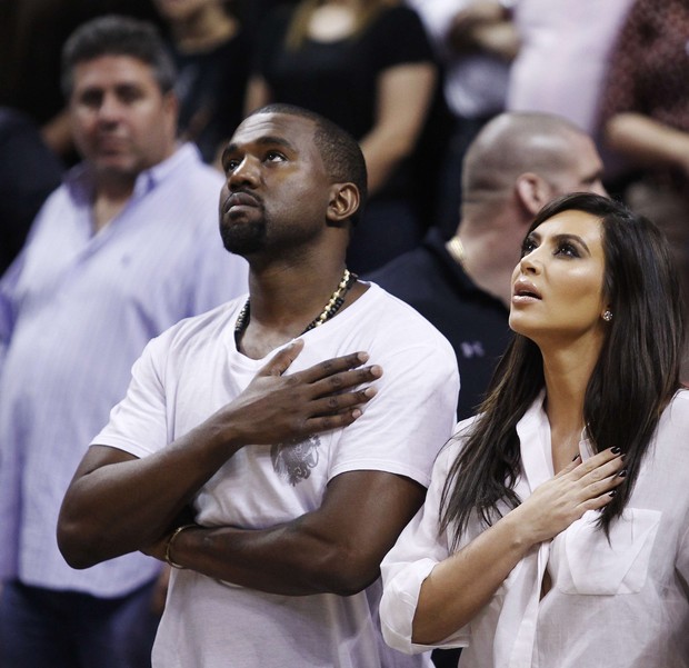 Kanye West e Kim Kardashian com amigos em jogo de basquete (Foto: Andrew Innerarity/ Reuters/ Agência)