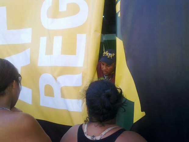 Movimentação na porta do Afro Reggae (Foto: EGO)