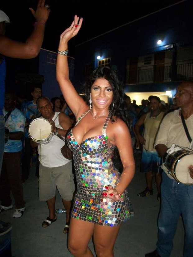 Rainha de bateria da Nenê de Vila Matilde, Déborah Caetano, cai no samba na quadra da Portela (Foto: BDR/Divulgação)