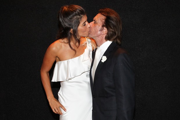 Emerson Fittipaldi beija a mulher, Rossana (Foto: Manuela Scarpa/FotoRioNews)