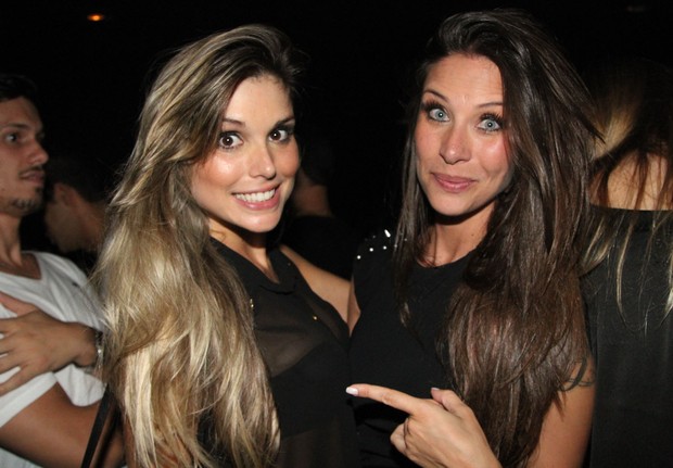 Ex-BBB Flávia Viana e Lizzi Benites em show em São Paulo (Foto: Thiago Duran/ Ag. News)