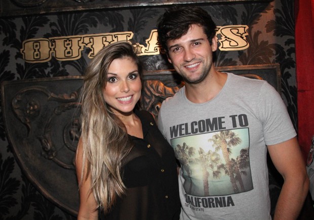 Ex-BBB Flávia Viana com o marido, Fernando Justin, em show em São Paulo (Foto: Thiago Duran/ Ag. News)