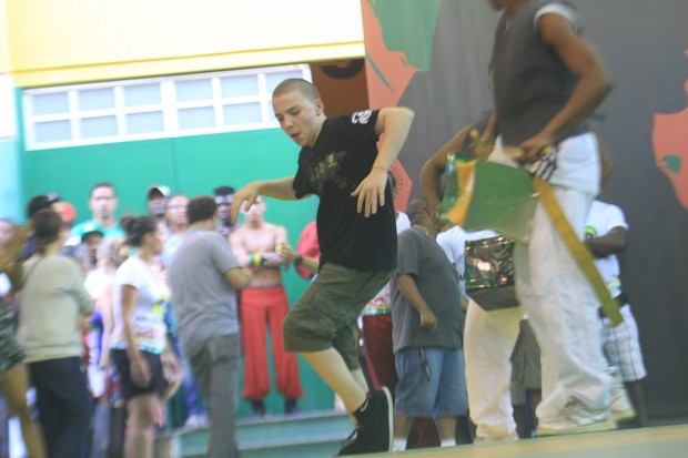 Rocco, filho de Madonna, dança com o AfroReggae (Foto: Foto Rio News)