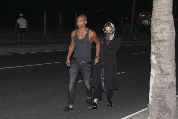 Madonna com o namorado, Brahim Zaibat, na Zona Sul do Rio (Foto: Gabriel Reis/ Ag. News)