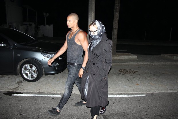 Madonna com o namorado, Brahim Zaibat, na Zona Sul do Rio (Foto: Gabriel Reis/ Ag. News)