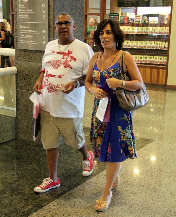 Glória Pires faz compras em shopping do Rio (Foto: Marcus Pavão / AgNews)
