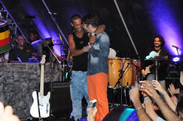 Ronaldinho Gaúcho com Saulo Fernandes, da Banda Eva, em Salvador, na Bahia (Foto: Eli Cruz/ Divulgação)
