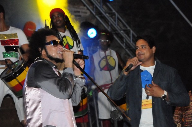 Jaú canta com Xanddy, do Harmonia do Samba, em Salvador, na Bahia (Foto: Eli Cruz/ Divulgação)