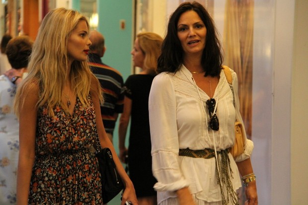 Luiza e Yasmin Brunet em shopping no Rio (Foto: Daniel Delmiro/AgNews)