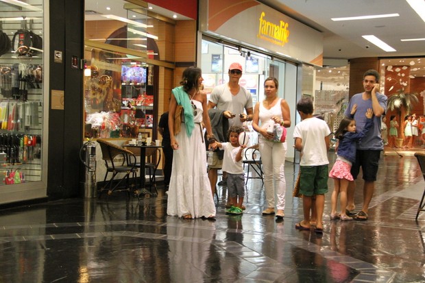 Márcio Garcia passeia com a mulher e os filhos (Foto: Daniel Delmiro/AgNews)