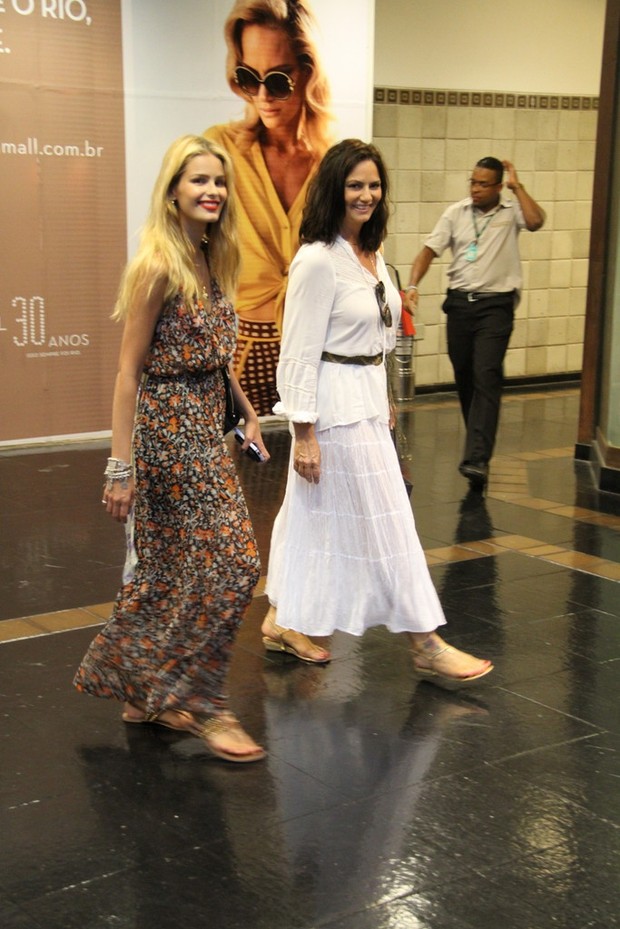 Luiza e Yasmin Brunet em shopping no Rio (Foto: Daniel Delmiro/AgNews)