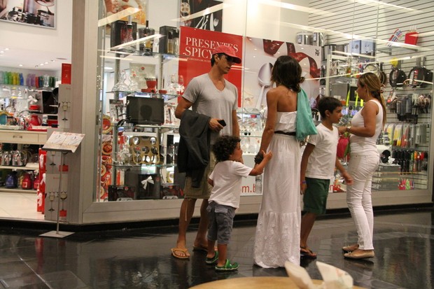 Márcio Garcia passeia com a mulher e os filhos (Foto: Daniel Delmiro/AgNews)