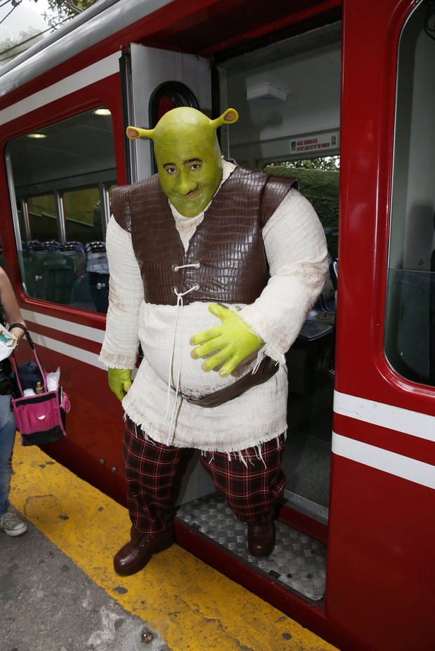 Shrek passeia pelo Rio (Foto: Felipe Panfili / AgNews)