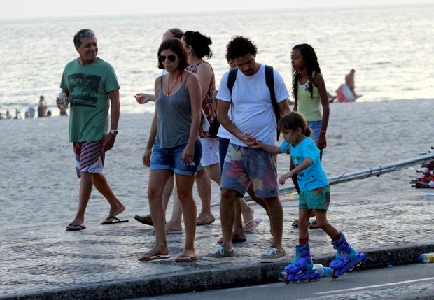 Rafaela Mandelli curte fim de tarde com a família, no Rio (Foto: J. Humberto/AgNews)
