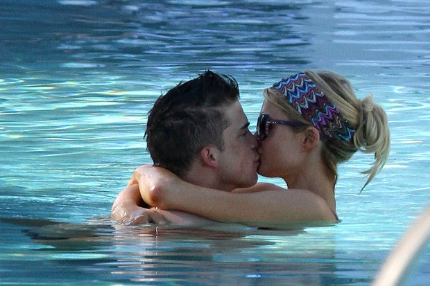 Paris Hilton aos beijos com o namorado, River Viiperi (Foto: The Grosby Group)