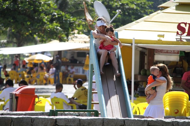 Fernanda Pontes com a filha na praia do Pepino, no Rio (Foto: Dilson Silva / AgNews)