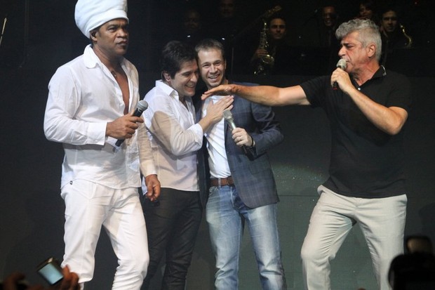 Lulu Santos, Carlinhos Brown e Tiago Leifert se juntam a Daniel no palco (Foto: Anderson Borde/AgNews)