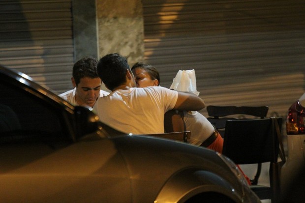 Milena Toscano beija o namorado durante jantar no Rio (Foto: Rodrigo dos Anjos/AgNews)