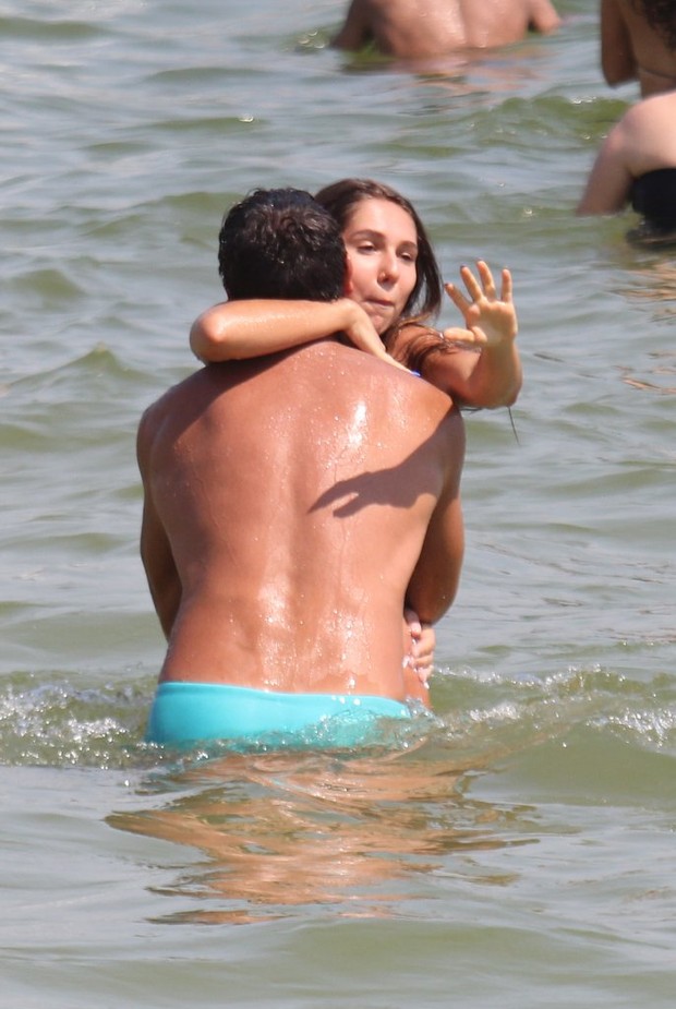Carolina Portaluppi em dia de praia com o pai, no Rio (Foto: Rodrigo dos Anjos/AgNews)